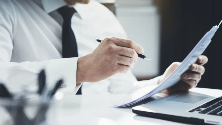 Recruteur qui examine le CV d'un candidat à son bureau