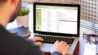 Candidat qui écrit un e-mail pour répondre à une offre d'emploi et envoyer sa candidature