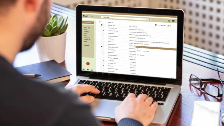 Candidat qui écrit un e-mail pour répondre à une offre d'emploi et envoyer sa candidature