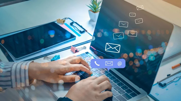 Candidat qui écrit un e-mail et l'envoie depuis son ordinateur portable