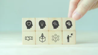 Bloc de bois décorés d'icônes reflétant différents types de soft skills