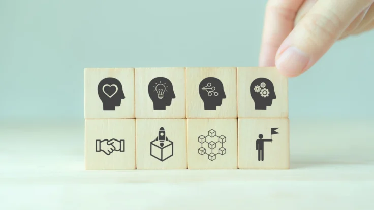Bloc de bois décorés d'icônes reflétant différents types de soft skills