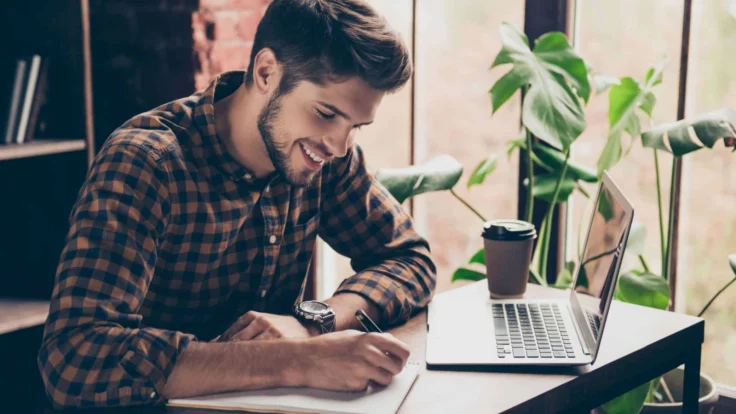 Candidat assis à un bureau qui se prépare à écrire sa lettre de motivation