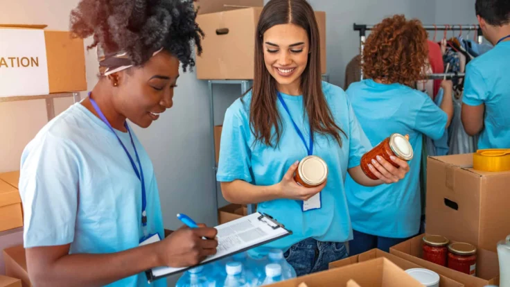 Bénévoles qui travaillent dans une association de collecte d'aliments et de vêtements pour les plus démunis