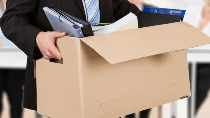 Employé qui quitte son entreprise après une rupture conventionnelle avec ses affaires dans un carton