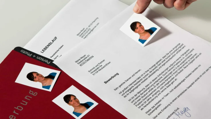 Candidate qui ajoute une photo à son CV au format papier manuellement