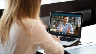 Candidat ventant ses mérites à une recruteuse lors d'un entretien vidéo