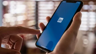 Écran d'accueil de l'application LinkedIn sur un téléphone