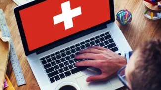 Drapeau suisse affiché en plein écran sur un ordinateur