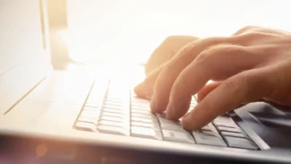 Mains sur un clavier d'ordinateur
