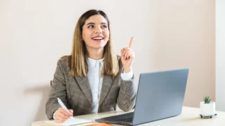 Candidate qui note ses idées pour écrire sa lettre de motivation pour un emploi