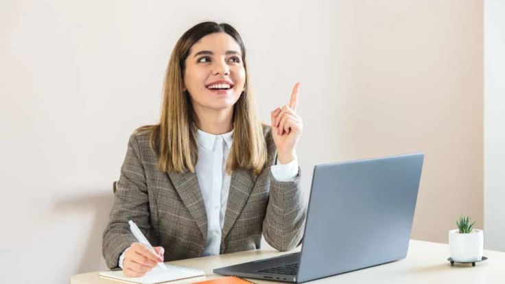 Candidate qui note ses idées pour écrire sa lettre de motivation pour un emploi