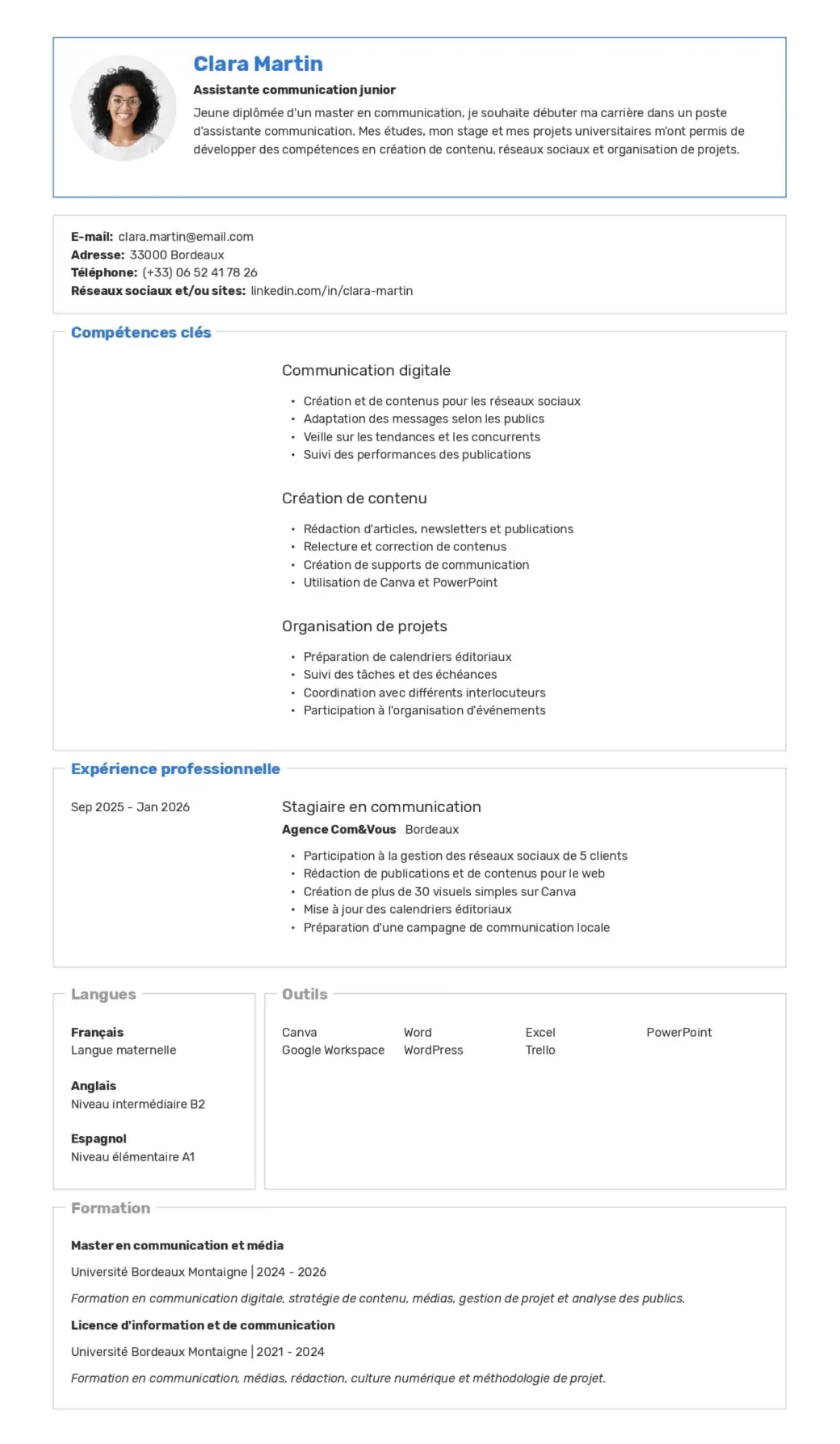 Modèle de CV par compétences simple pour une jeune diplômée en communication
